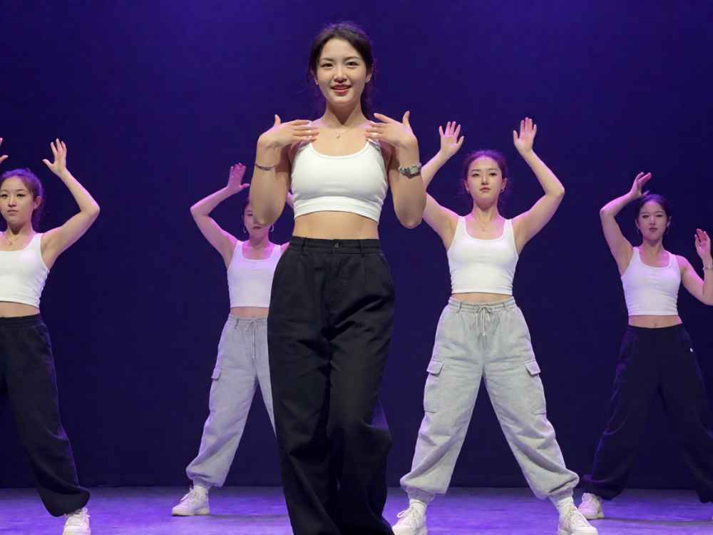 美女不带胸罩主播热舞